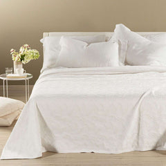 Copriletto matrimoniale Caleffi Egeo in piquet di puro cotone. La coperta estiva Egeo rappresenta la soluzione ideale per coprire il letto nella stagione più calda. Sobria e raffinata, presenta una fantasia foliage, nel colore panna avorioCopriletto matrimoniale Caleffi Egeo, in piquet di puro cotone.La coperta estiva Egeo rappresenta la soluzione ideale per coprire il letto nella stagione più calda. Sobria e raffinata, presenta una fantasia foliage nel colore bianco