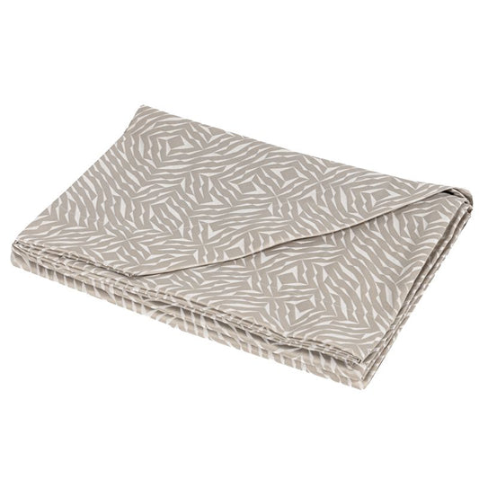 Copriletto matrimoniale Bosco Verticale, della linea Fazzini Atelier, in prezioso raso jacquard. Nella coperta estiva Bosco Verticale vengono impiegati due diversi filati per creare un disegno geometrico e materico che richiama i grafismi delle architetture del moderno complesso residenziale milanese.Il risultato è una trapunta che arreda la camera da letto, diventando un elemento di design. Variante di colore torrone (tortora).