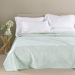 Copriletto matrimoniale Caleffi Brughiera, in piquet di puro cotone.La coperta estiva Brughiera, nella variante di colore giada, presenta una delicata fantasia floreale sui toni del verde chiaro. Il copriletto non trapuntato Brughiera è ideale per la stagione estiva. 