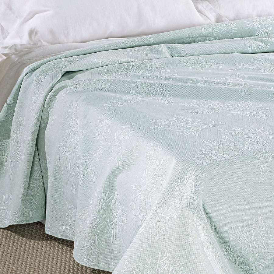 Copriletto matrimoniale Caleffi Brughiera, in piquet di puro cotone.La coperta estiva Brughiera, nella variante di colore giada, presenta una delicata fantasia floreale sui toni del verde chiaro. Il copriletto non trapuntato Brughiera è ideale per la stagione estiva. 