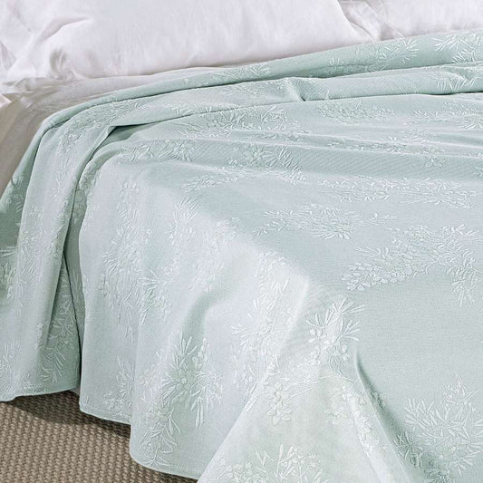 Copriletto matrimoniale Caleffi Brughiera, in piquet di puro cotone.La coperta estiva Brughiera, nella variante di colore giada, presenta una delicata fantasia floreale sui toni del verde chiaro. Il copriletto non trapuntato Brughiera è ideale per la stagione estiva. 
