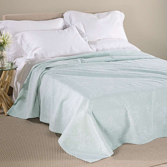 Copriletto matrimoniale Caleffi Brughiera, in piquet di puro cotone.La coperta estiva Brughiera, nella variante di colore giada, presenta una delicata fantasia floreale sui toni del verde chiaro. Il copriletto non trapuntato Brughiera è ideale per la stagione estiva. 
