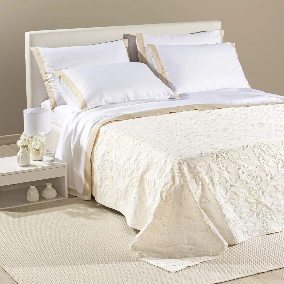 Coperta estiva matera Caleffi in cotone. Fantasia jacquard con foglie avorio beige