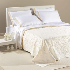 Coperta estiva matera Caleffi in cotone. Fantasia jacquard con foglie avorio beige