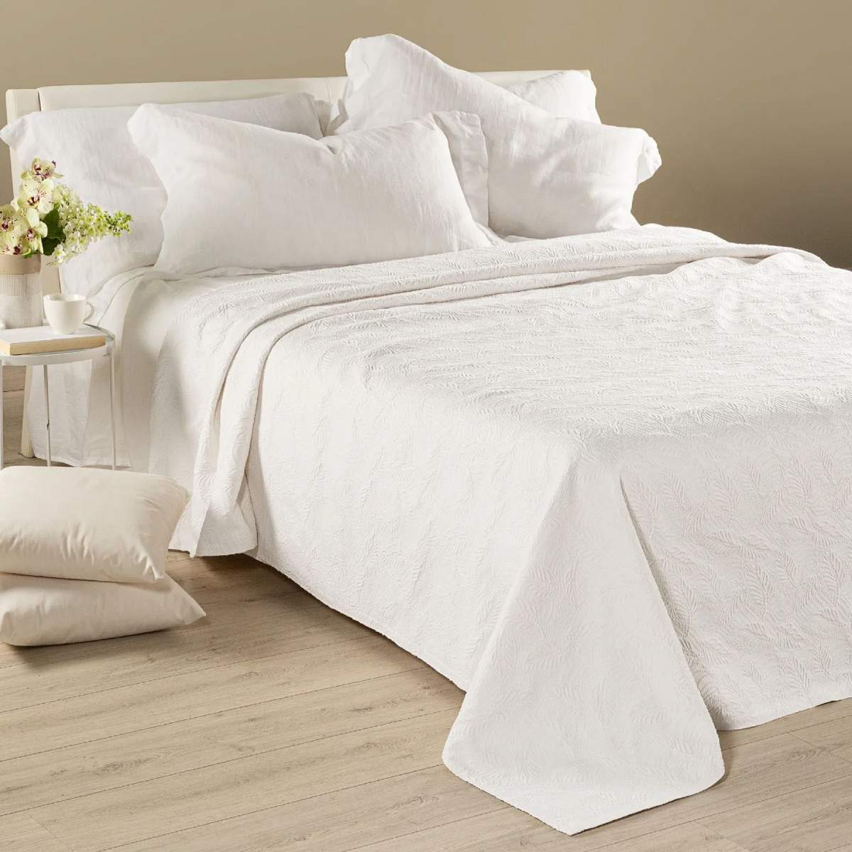 Copriletto matrimoniale Caleffi Egeo in piquet di puro cotone. La coperta estiva Egeo rappresenta la soluzione ideale per coprire il letto nella stagione più calda. Sobria e raffinata, presenta una fantasia foliage, nel colore panna avorioCopriletto matrimoniale Caleffi Egeo, in piquet di puro cotone.La coperta estiva Egeo rappresenta la soluzione ideale per coprire il letto nella stagione più calda. Sobria e raffinata, presenta una fantasia foliage nel colore bianco