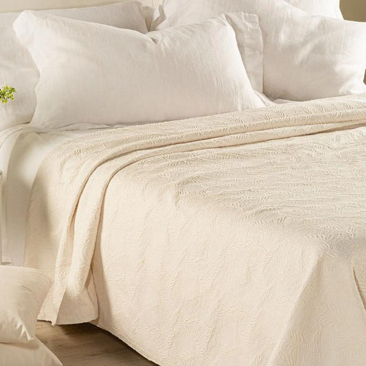 Copriletto matrimoniale Caleffi Egeo in piquet di puro cotone. La coperta estiva Egeo rappresenta la soluzione ideale per coprire il letto nella stagione più calda. Sobria e raffinata, presenta una fantasia foliage, nel colore panna avorioCopriletto matrimoniale Caleffi Egeo, in piquet di puro cotone.La coperta estiva Egeo rappresenta la soluzione ideale per coprire il letto nella stagione più calda. Sobria e raffinata, presenta una fantasia foliage nel colore panna avorio.