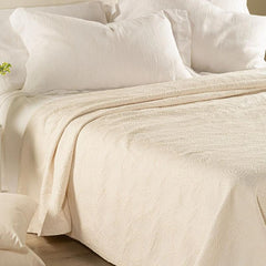 Copriletto matrimoniale Caleffi Egeo in piquet di puro cotone. La coperta estiva Egeo rappresenta la soluzione ideale per coprire il letto nella stagione più calda. Sobria e raffinata, presenta una fantasia foliage, nel colore panna avorioCopriletto matrimoniale Caleffi Egeo, in piquet di puro cotone.La coperta estiva Egeo rappresenta la soluzione ideale per coprire il letto nella stagione più calda. Sobria e raffinata, presenta una fantasia foliage nel colore panna avorio.