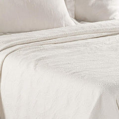 Copriletto matrimoniale Caleffi Egeo in piquet di puro cotone. La coperta estiva Egeo rappresenta la soluzione ideale per coprire il letto nella stagione più calda. Sobria e raffinata, presenta una fantasia foliage, nel colore panna avorioCopriletto matrimoniale Caleffi Egeo, in piquet di puro cotone.La coperta estiva Egeo rappresenta la soluzione ideale per coprire il letto nella stagione più calda. Sobria e raffinata, presenta una fantasia foliage nel colore bianco