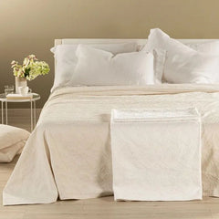 Copriletto matrimoniale Caleffi Egeo, in piquet di puro cotone.La coperta estiva Egeo rappresenta la soluzione ideale per coprire il letto nella stagione più calda. Sobria e raffinata, presenta una fantasia foliage in due varianti di colore: avorio e bianco.