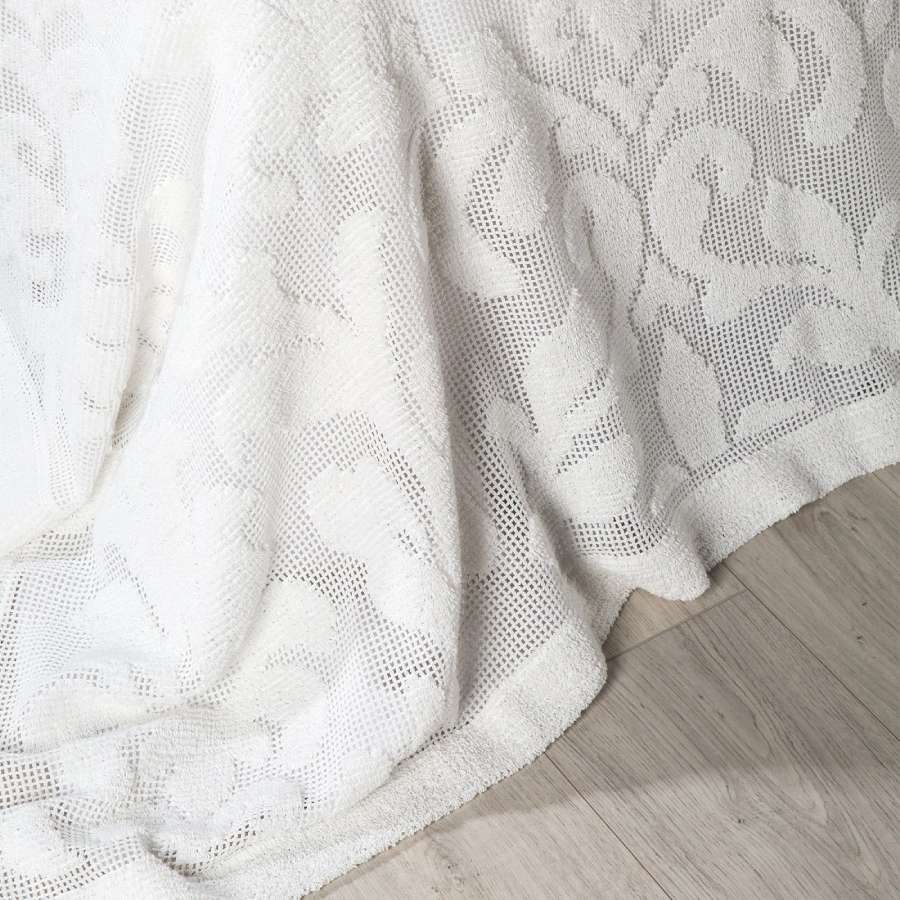 Coperta estiva matrimoniale Caleffi Camogli in cotone.Il copriletto Camogli, di colore bianco, presenta una romantica fantasia su morbido tessuto di cotone traforato. Il copriletto non trapuntato Camogli è ideale per la stagione estiva. dettaglio fantasia.