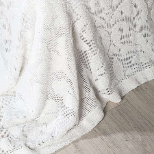 Coperta estiva matrimoniale Caleffi Camogli in cotone.Il copriletto Camogli, di colore bianco, presenta una romantica fantasia su morbido tessuto di cotone traforato. Il copriletto non trapuntato Camogli è ideale per la stagione estiva. dettaglio fantasia.
