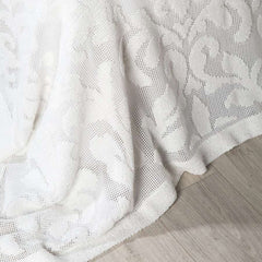 Coperta estiva matrimoniale Caleffi Camogli in cotone.Il copriletto Camogli, di colore bianco, presenta una romantica fantasia su morbido tessuto di cotone traforato. Il copriletto non trapuntato Camogli è ideale per la stagione estiva. dettaglio fantasia.