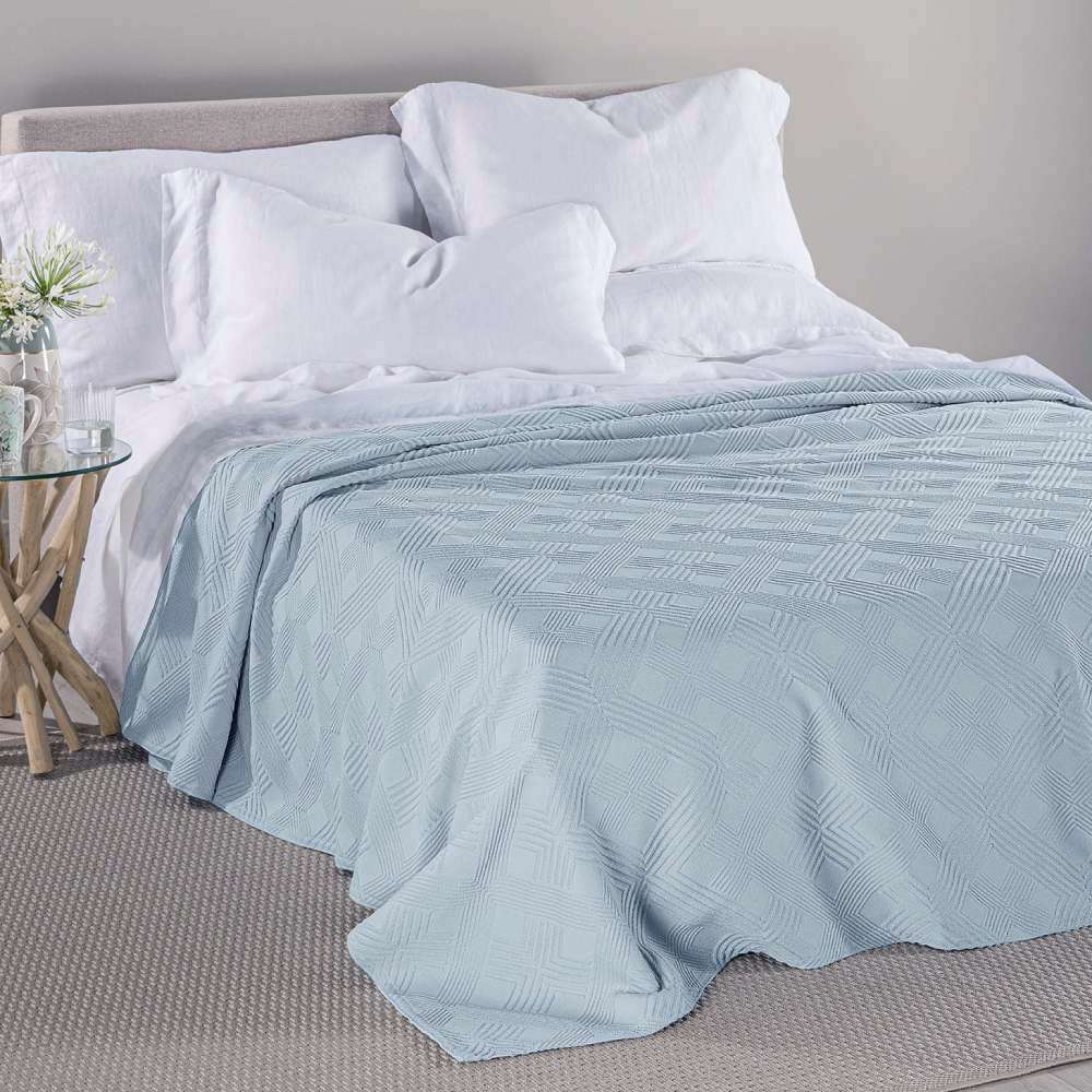 Copriletto matrimoniale Caleffi Garda, in piquet di puro cotone.La coperta estiva Garda presenta una fantasia geometrica a righe nella variante di colore azzurro. Il copriletto non trapuntato Garda è ideale per la stagione estiva. Realizzato in tessuto di cotone, assicura la massima freschezza nelle serate più calde