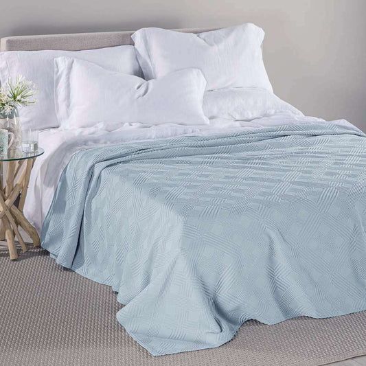 Copriletto matrimoniale Caleffi Garda, in piquet di puro cotone.La coperta estiva Garda presenta una fantasia geometrica a righe nella variante di colore azzurro. Il copriletto non trapuntato Garda è ideale per la stagione estiva. Realizzato in tessuto di cotone, assicura la massima freschezza nelle serate più calde