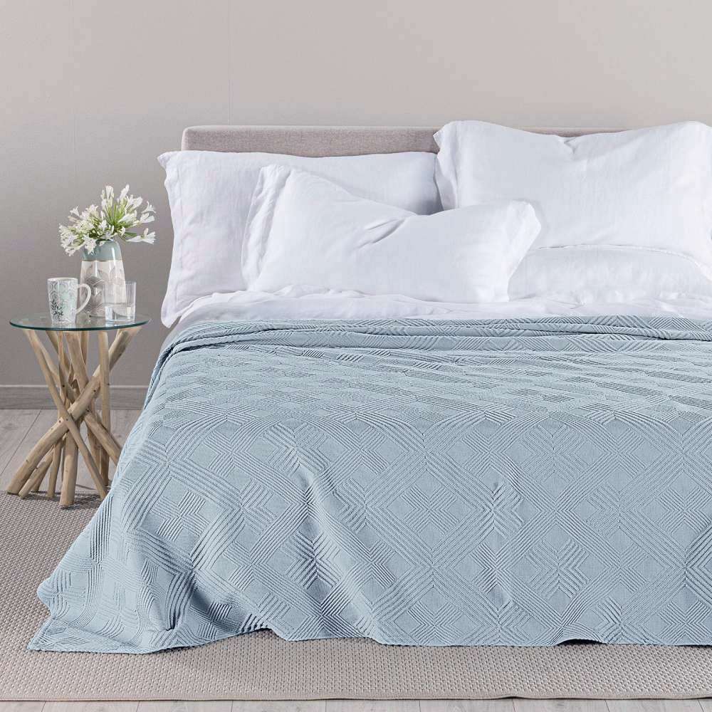 Copriletto matrimoniale Caleffi Garda, in piquet di puro cotone.La coperta estiva Garda presenta una fantasia geometrica a righe nella variante di colore azzurro. Il copriletto non trapuntato Garda è ideale per la stagione estiva. Realizzato in tessuto di cotone, assicura la massima freschezza nelle serate più calde