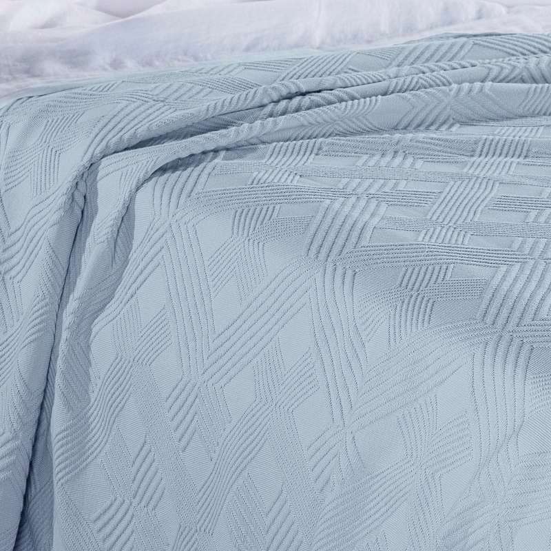 Copriletto matrimoniale Caleffi Garda, in piquet di puro cotone.La coperta estiva Garda presenta una fantasia geometrica a righe nella variante di colore azzurro. Il copriletto non trapuntato Garda è ideale per la stagione estiva. Realizzato in tessuto di cotone, assicura la massima freschezza nelle serate più calde