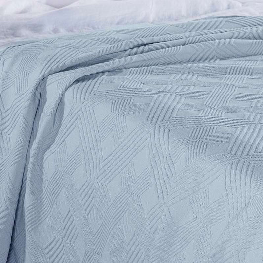 Copriletto matrimoniale Caleffi Garda, in piquet di puro cotone.La coperta estiva Garda presenta una fantasia geometrica a righe nella variante di colore azzurro. Il copriletto non trapuntato Garda è ideale per la stagione estiva. Realizzato in tessuto di cotone, assicura la massima freschezza nelle serate più calde