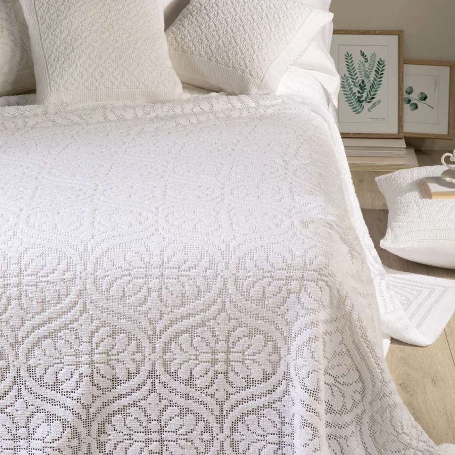 Coperta estiva matrimoniale Caleffi Vittoria in cotone.Il copriletto Vittoria presenta una delicata fantasia a rosoni in morbido tessuto di cotone traforato. Colore bianco. Il copriletto non trapuntato Vittoria è ideale per la stagione estiva.
