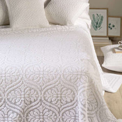 Coperta estiva matrimoniale Caleffi Vittoria in cotone.Il copriletto Vittoria presenta una delicata fantasia a rosoni in morbido tessuto di cotone traforato. Colore bianco. Il copriletto non trapuntato Vittoria è ideale per la stagione estiva.