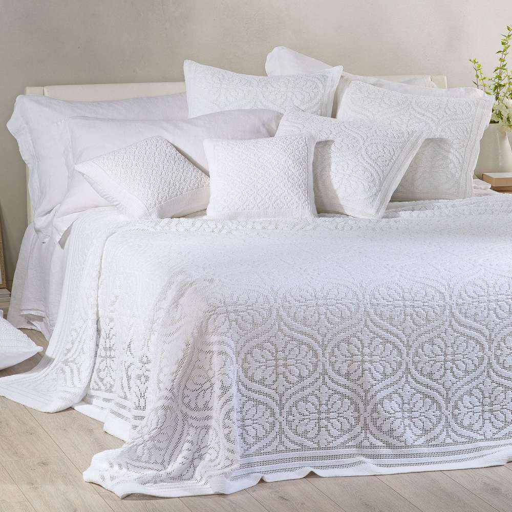 Coperta estiva matrimoniale Caleffi Vittoria in cotone.Il copriletto Vittoria presenta una delicata fantasia a rosoni in morbido tessuto di cotone traforato. Colore bianco. Il copriletto non trapuntato Vittoria è ideale per la stagione estiva.