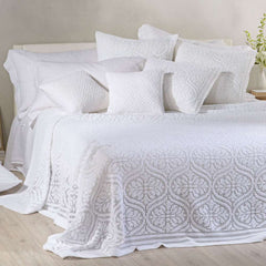 Coperta estiva matrimoniale Caleffi Vittoria in cotone.Il copriletto Vittoria presenta una delicata fantasia a rosoni in morbido tessuto di cotone traforato. Colore bianco. Il copriletto non trapuntato Vittoria è ideale per la stagione estiva.