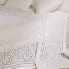 Coperta estiva matrimoniale Caleffi Vittoria in cotone.Il copriletto Vittoria presenta una delicata fantasia a rosoni in morbido tessuto di cotone traforato. Colore bianco. Il copriletto non trapuntato Vittoria è ideale per la stagione estiva.