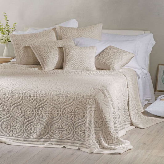 Coperta estiva matrimoniale Caleffi Vittoria in cotone.Il copriletto Vittoria presenta una delicata fantasia a rosoni in morbido tessuto di cotone traforato. Colore naturale beige. Il copriletto non trapuntato Vittoria è ideale per la stagione estiva