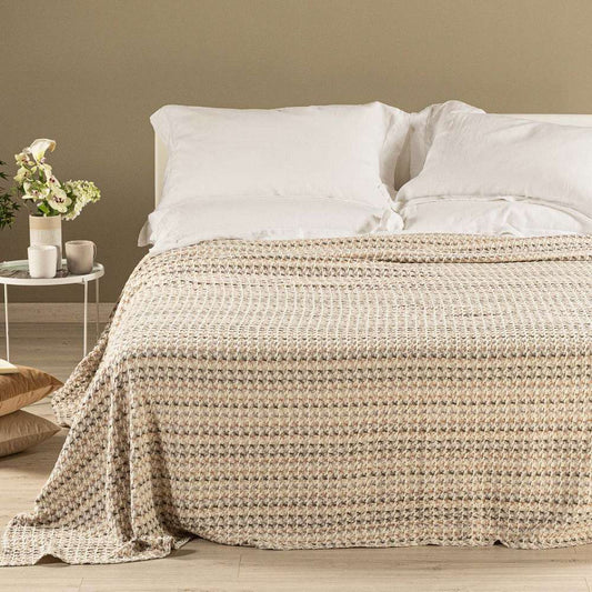 Copriletto matrimoniale Caleffi Rapallo, in puro cotone.Coperta estiva moderna caratterizzata da un vivace accostamento delle tonalità avorio, beige, tortora e grigio e da un morbidissimo cotone con effetto stone washed