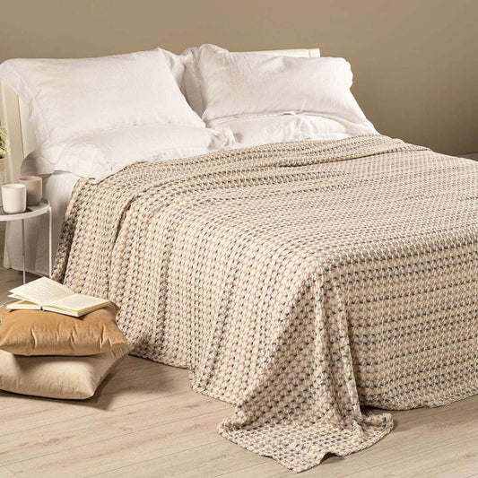 Copriletto matrimoniale Caleffi Rapallo, in puro cotone.Coperta estiva moderna caratterizzata da un vivace accostamento delle tonalità avorio, beige, tortora e grigio e da un morbidissimo cotone con effetto stone washed