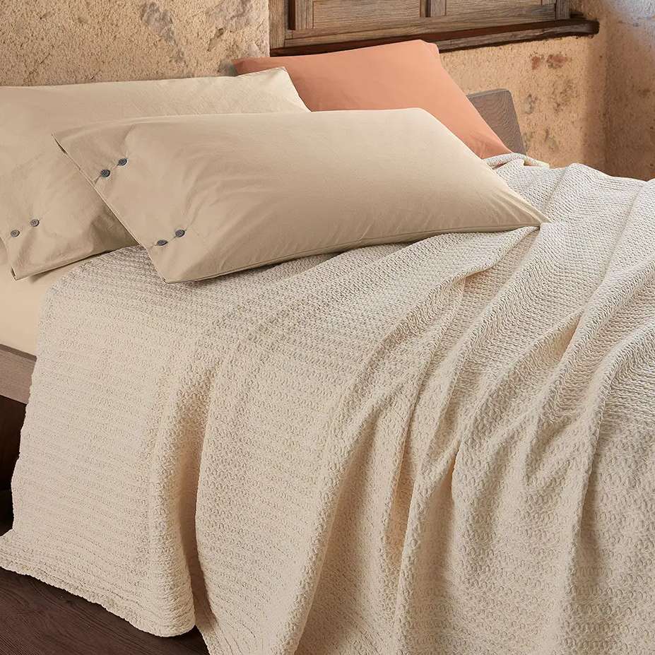Copriletto Estivo matrimoniale Gabel riflesso. Morbida coperta in cotone tinta unita beige panna, effetto nido d'ape.