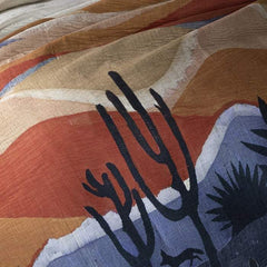 Il copriletto matrimoniale Arizona è la nuova coperta estiva di Fazzini, in piquet di puro cotone. I colori delle terre si rincorrono nella collezione Arizona, dando origine a un affascinante paesaggio che richiama alla memoria le atmosfere del far west. Fra le morbide dune colorate si profilano le silhouette scure dei cactus, che sembrano emergere in controluce nella vastità dello scenario. Piquet di puro cotone stampato in digitale. Rifinito a mano con angoli sagomati. Dettaglio fantasia.