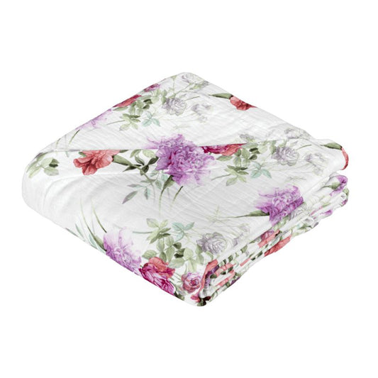 Il copriletto Summer è la nuova coperta estiva di Fazzini, in piquet di puro cotone. La fantasia del copriletto Summer ritrae una distesa lussureggiante di garofani. Il disegno romantico e vivido dei fiori decora la faccia superiore della coperta. Colore bianco e rosa. Piquet di puro cotone stampato in digitale ad alta risoluzione. Rifinito a mano con angoli sagomati.