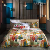 Copripiumino matrimoniale Fazzini Bling in raso di puro cotone.   Il set include un sacco copripiumino e due federe in fantasia. Il retro del sacco copripiumino è color ocra.   Con la collezione Bling Fazzini racconta il mondo delle pietre opalescenti e delle gemme. Il motivo morbido, che ricorda le forme dei ciottoli levigati dal tempo, si colora di sfumature che nelle sovrapposizioni rivelano nuove e seducenti tonalità