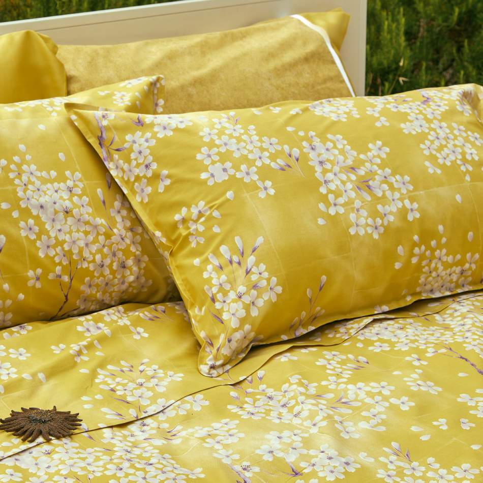 Lenzuolo copriletto Fazzini Kimono. Fantasia con fiorellini bianchi su fondo giallo