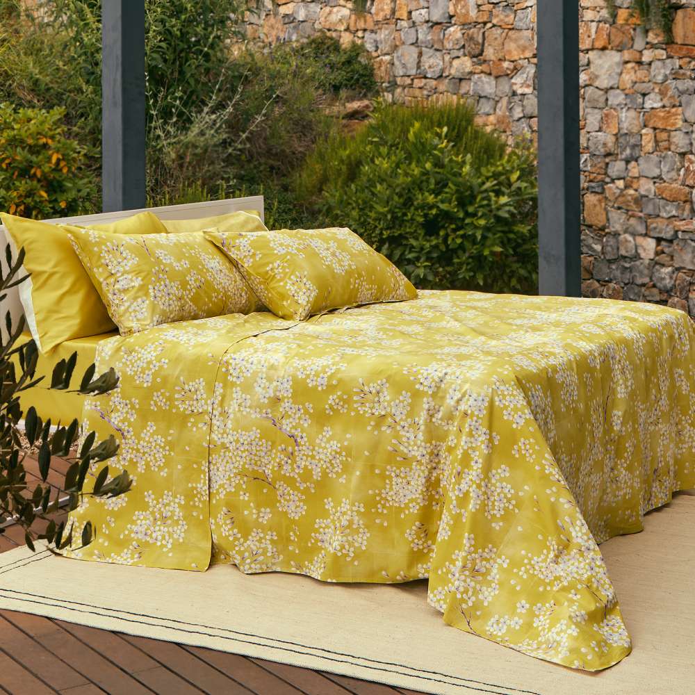 Lenzuolo copriletto Fazzini Kimono. Fantasia con fiorellini bianchi su fondo giallo