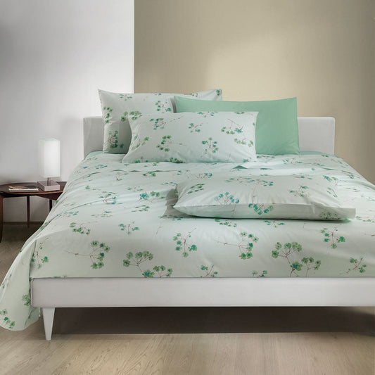 Lenzuolo Copriletto matrimoniale San Diego in puro cotone. Disponibile nella misura per letto singolo, piazza e mezza e matrimoniale. Realizzato in Italia da Gabel. Il completo lenzuola San Diego presenta una delicata fantasia floreale in diverse varianti di colore: essenza (celeste/verde acqua), rosa e beige. La stampa è presente sulle federe e sul lenzuolo superiore, compresa la balza. Il lenzuolo con angoli è in tinta unita