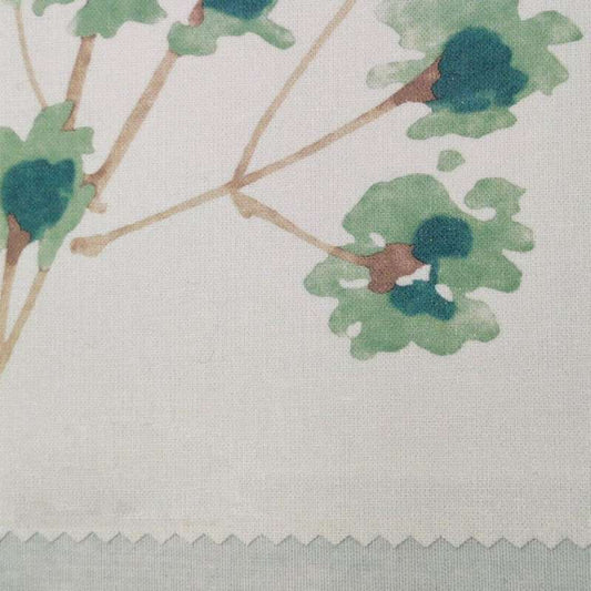 Lenzuolo Copriletto matrimoniale San Diego in puro cotone. Disponibile nella misura per letto singolo, piazza e mezza e matrimoniale. Realizzato in Italia da Gabel. Il completo lenzuola San Diego presenta una delicata fantasia floreale nel colore essenza (celeste/verde acqua). La stampa è presente sulle federe e sul lenzuolo superiore, compresa la balza. Il lenzuolo con angoli è in tinta unita
