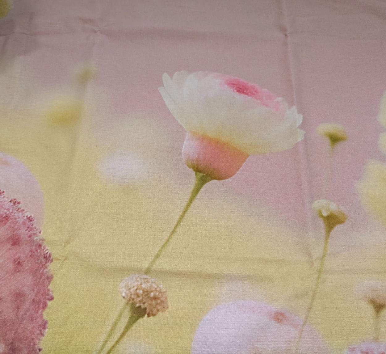 lenzuolo copriletto allium miss terry. fantasia fiori rosa e bianchi su fondo rosa