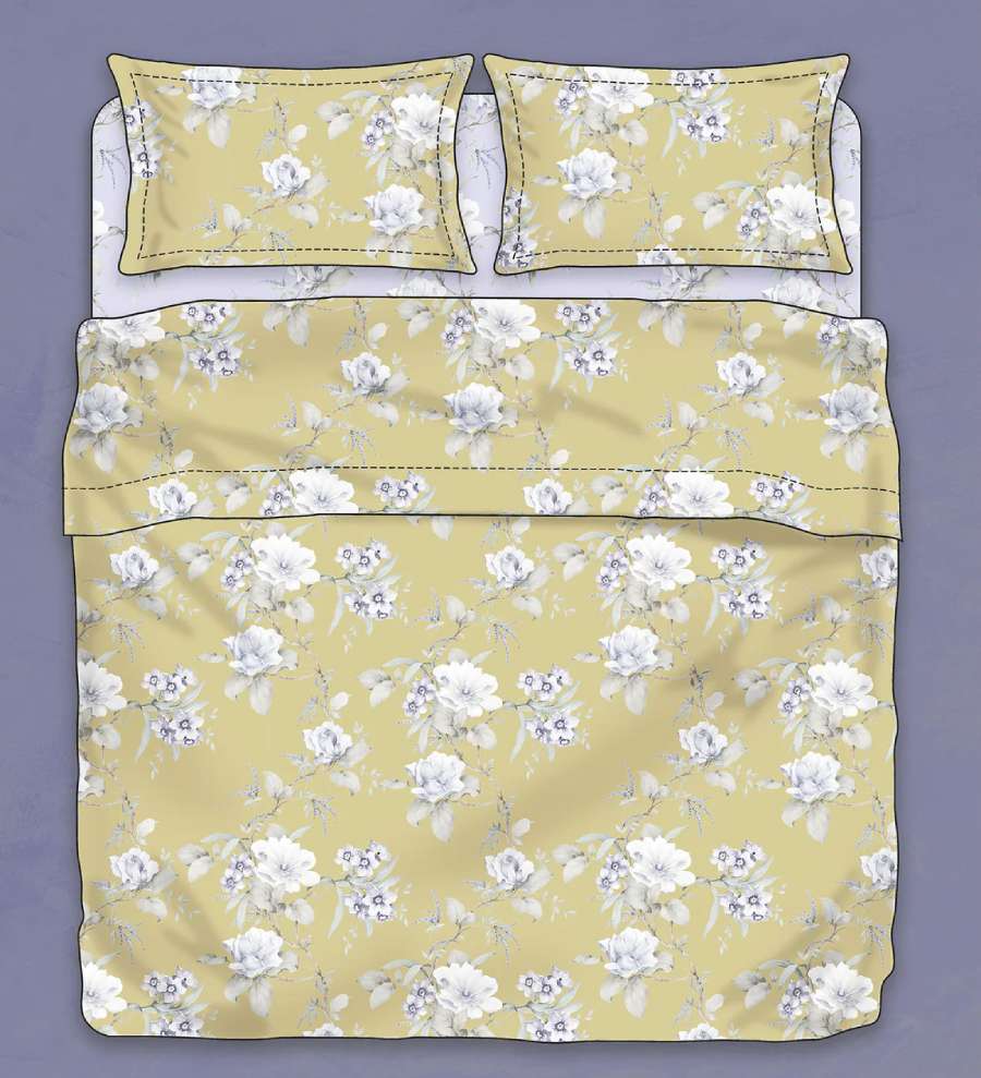 Lenzuolo copriletto matrimoniale Atelier 30, di Tessitura Randi, in percalle di puro cotone. Romantica fantasia con fiori chiari su fondo ocra. La fantasia con fondo ocra è presente sul lenzuolo di sopra e sulle federe. Il risvolto del lenzuolo di sopra è stampato, essendo un lenzuolo copriletto. Il lenzuolo con angoli presenta la stessa fantasia ma con fondo glicine.