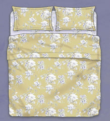 Lenzuolo copriletto matrimoniale Atelier 30, di Tessitura Randi, in percalle di puro cotone. Romantica fantasia con fiori chiari su fondo ocra. La fantasia con fondo ocra è presente sul lenzuolo di sopra e sulle federe. Il risvolto del lenzuolo di sopra è stampato, essendo un lenzuolo copriletto. Il lenzuolo con angoli presenta la stessa fantasia ma con fondo glicine.