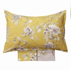 Lenzuolo copriletto matrimoniale Atelier 30, di Tessitura Randi, in percalle di puro cotone. Romantica fantasia con fiori chiari su fondo ocra. La fantasia con fondo ocra è presente sul lenzuolo di sopra e sulle federe. Il risvolto del lenzuolo di sopra è stampato, essendo un lenzuolo copriletto. Il lenzuolo con angoli presenta la stessa fantasia ma con fondo glicine.