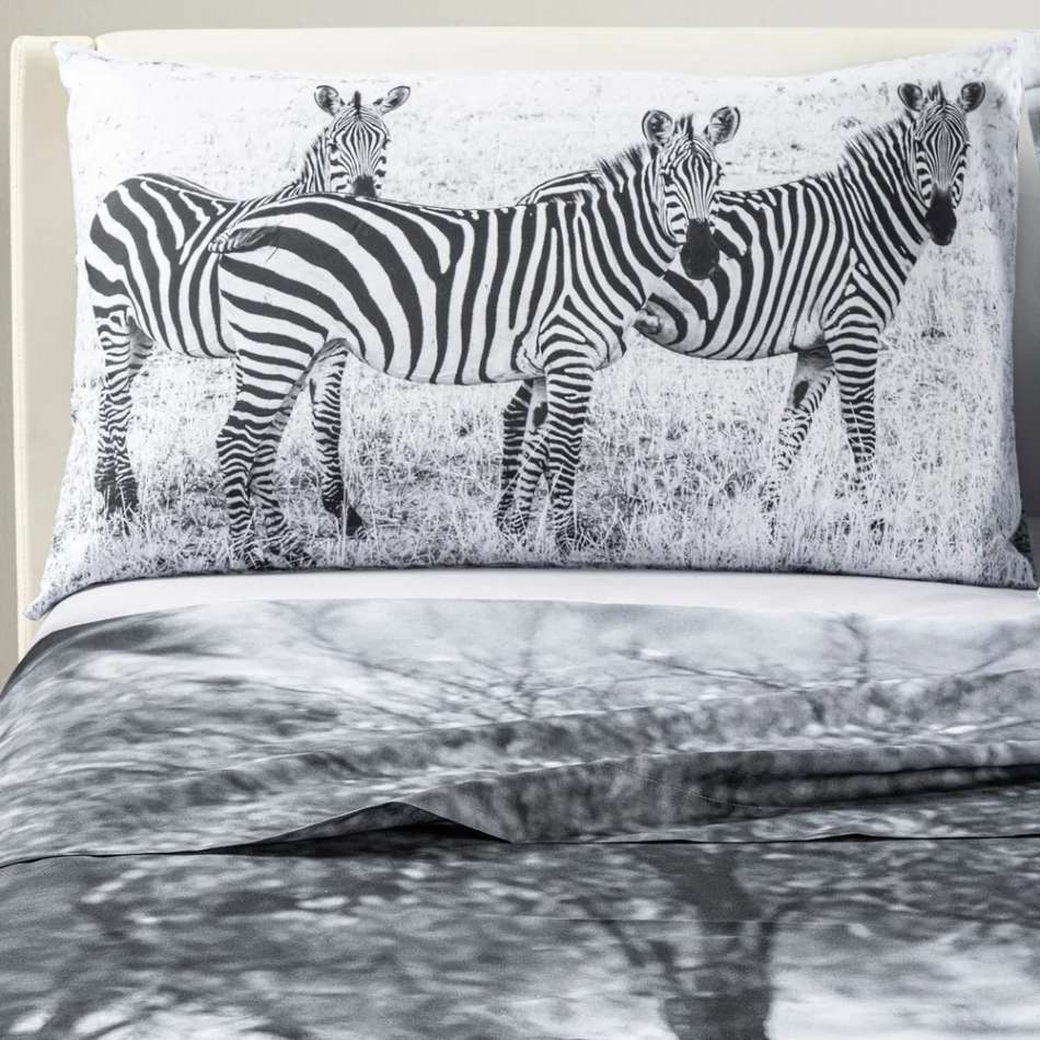 Lenzuolo Copriletto matrimoniale Savana. Fantasia in bianco e nero  con zebre immerse nel loro ambiente naturale. Dettaglio federa.