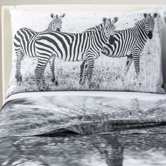 Lenzuolo Copriletto matrimoniale Savana. Fantasia in bianco e nero  con zebre immerse nel loro ambiente naturale. Dettaglio federa.
