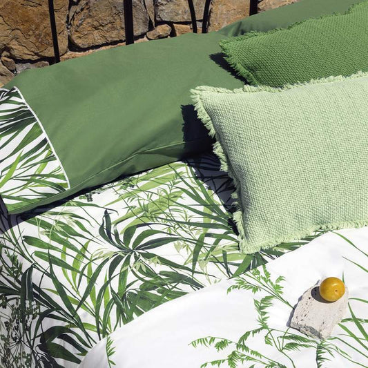 Lenzuolo copriletto matrimoniale Fazzini Fields, in percalle di puro cotone. La fantasia del completo lenzuola Fields ritrae lunghi steli verdi su cui sbocciano fiori campestri. Variante di colore verde. La fantasia è presente sul lenzuolo di sopra e sulle federe, impreziosite da codina bianca inserita. Anche il risvolto del lenzuolo di sopra è stampato, essendo un lenzuolo copriletto. Il resto del completo è in percalle di cotone tinta unita.