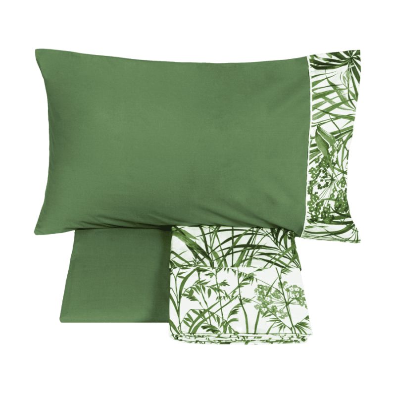 Lenzuolo copriletto matrimoniale Fazzini Fields, in percalle di puro cotone. La fantasia del completo lenzuola Fields ritrae lunghi steli verdi su cui sbocciano fiori campestri. Variante di colore verde. La fantasia è presente sul lenzuolo di sopra e sulle federe, impreziosite da codina bianca inserita. Anche il risvolto del lenzuolo di sopra è stampato, essendo un lenzuolo copriletto. Il resto del completo è in percalle di cotone tinta unita.