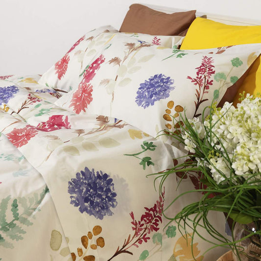 lenzuolo copriletto fazzini matrimoniale pistilli. Fantasia floreale acquerello con fiori rossi, viola, ocra su fondo chiaro