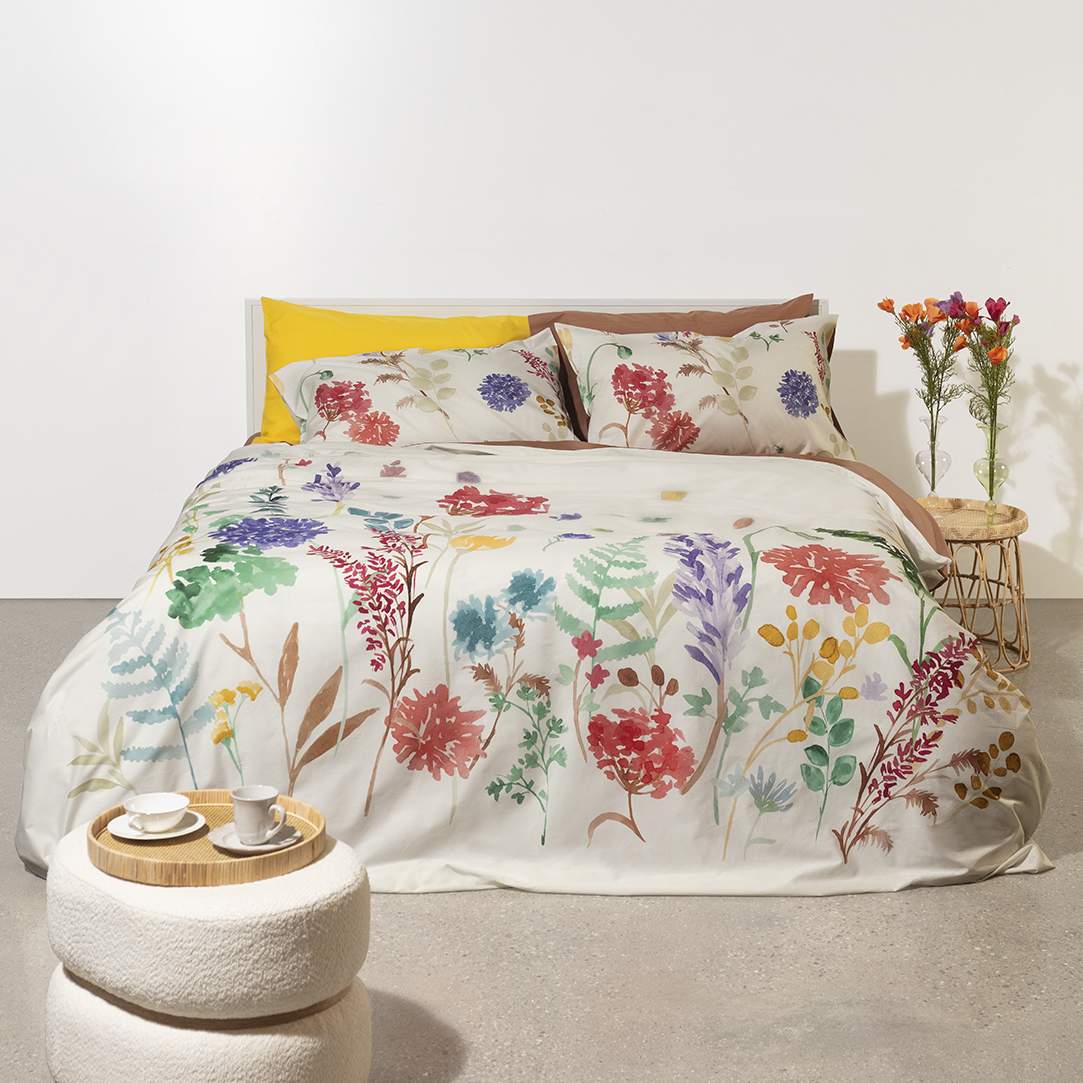 lenzuolo copriletto fazzini matrimoniale pistilli. Fantasia floreale acquerello con fiori rossi, viola, ocra su fondo chiaro