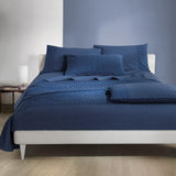 Lenzuolo Copriletto matrimoniale Los Roques in puro cotone. Realizzato in Italia da Gabel.  Il completo lenzuola Los Roques presenta una moderna fantasia geometrica blu. Il lenzuolo di sopra e le federe sono in fantasia. Il lenzuolo con angoli presenta una microfantasia di colore blu
