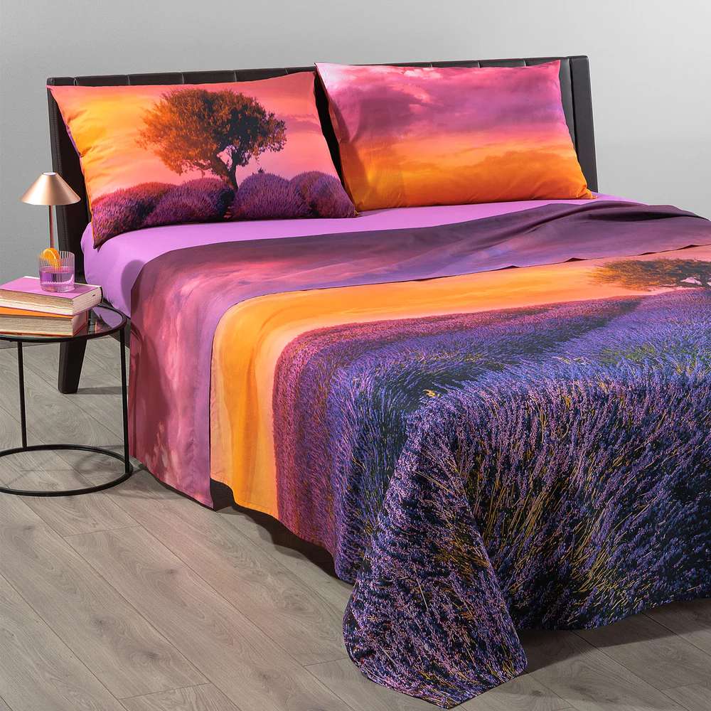 Lenzuolo Copriletto Caleffi Lavender Sunset, fantasia con un campo di fiori di lavanda e tramonto