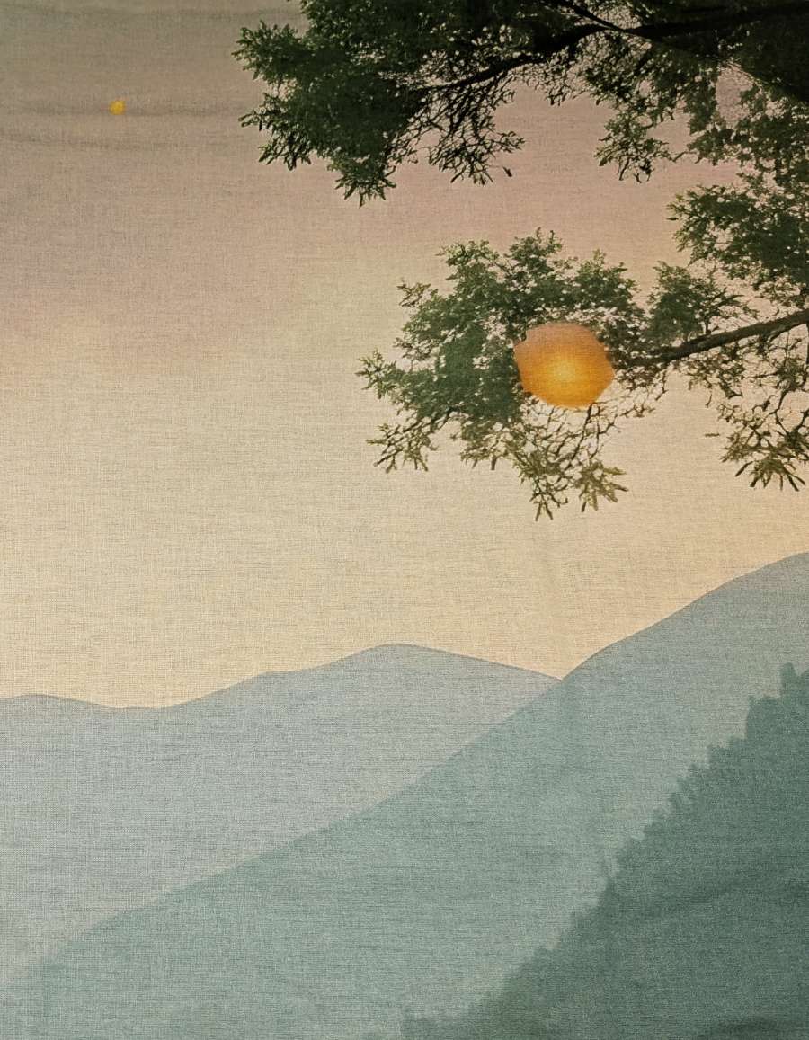 lenzuolo copriletto con fiori e lucciole sui toni del verde e avio. dettaglio tramonto e colline